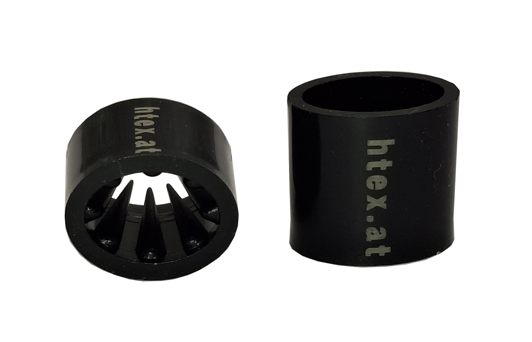 Detailaufnahme eines Festivalbändchen Verschlusses mit Widerhäckchen und Aufdruck am Verschluss. Close-up of a festival wristband closure with barbs and print on the closure.