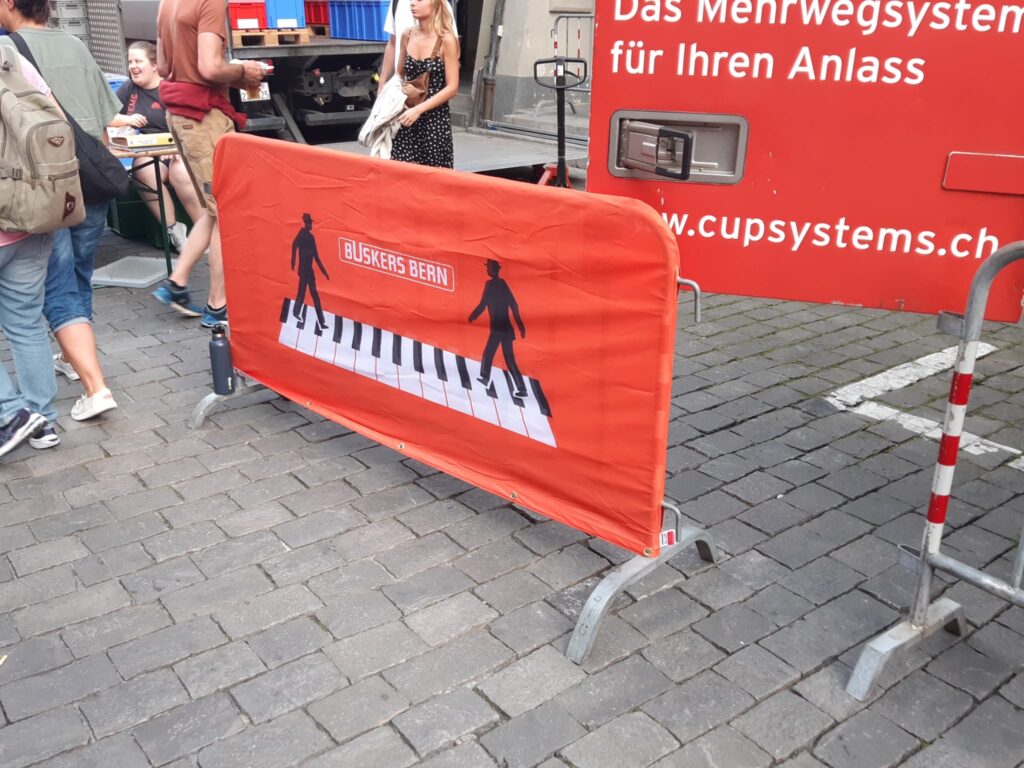 Bedruckte rote Cover auf einem Event-Absperrgitter