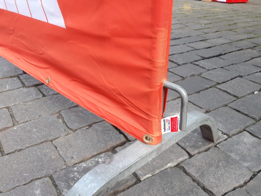 Fußbefestigung einer roten Absperrgitter-Cover.