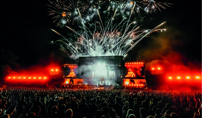 The Chainsmokers bei Colours of Ostrava 2025 vor tausenden Festivalgästen mit Feuerwerk über der Bühne